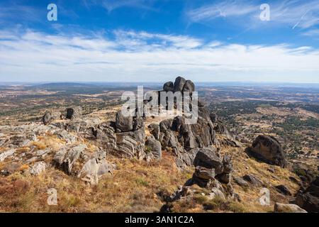 Atemberaubende Aussicht vom Hügel in der Nähe des Dorfes Monsanto, berühmt für seine Granithäuser, im Bezirk Castelo Branco. Stockfoto