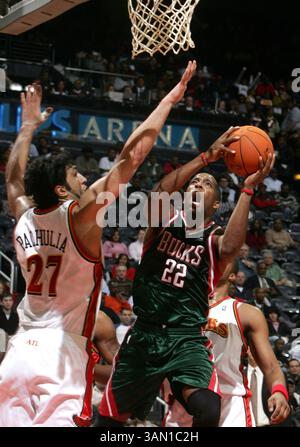 14. November 2006 – USA – Michael Redd von Milwaukee Bucks fährt in der ersten Halbzeit in der Philips Arena in Atlanta, Georgia, am Dienstag, 14. November 2006 an Zaza Pachulia von Atlanta Hawks vorbei. Die Bucks besiegten die Hawks 103–101. (Brant Sanderlin Photo/Atlanta Journal-Constitution/MCT) (Kreditbild: © Brant Sanderlin/mct/ZUMAPRESS.com) Stockfoto