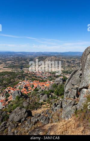 Das malerische Dorf Monsanto, berühmt für seine einzigartigen Granit-Felsblöcke, von der Spitze des Hügels aus gesehen, im Bezirk Castelo Branco. Stockfoto