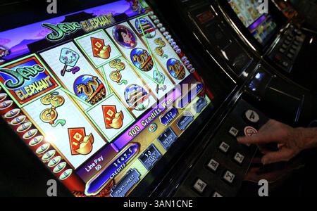 20. September 2007 – Ein Spieler spielt einen Video-Spielautomaten namens „Jade Elephant“ im Trump Taj Mahal Casino in Atlantic City, New Jersey, 20. September 2007. Das Spiel enthält verschiedene asiatische Symbole und Charaktere. (Elizabeth Robertson/Philadelphia Inquirer/MCT) (Kreditbild: © Elizabeth Robertson/MCT/ZUMAPRESS.com) Stockfoto