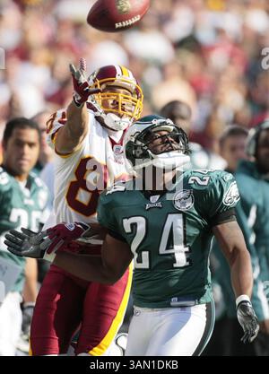 11. November 2007: Die Philadelphia Eagles’ Cornerback Sheldon Brown deckt den Redskins Wide Receiver Keenan McCardell, der den Pass nicht abschließen wird, da die Philadelphia Eagles am Sonntag, den 11. November 2007, auf dem FedEx Field in Landover (Maryland) gegen die Washington Redskins antraten. (Harry E. Walker/MCT) (Foto: © Harry E. Walker/MCT/ZUMAPRESS.com) Stockfoto
