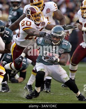 11. November 2007: Die Philadelphia Eagles Running Back Brian Westbrook (36) versucht, dem Angriff der Washington Redskins Piereson Priioleau zu entkommen. Die Eagles besiegten die Redskins mit 33:25, am Sonntag, den 11. November 2007, bei FedExField in Landover, Maryland. (Ron Cortes/Philadelphia Inquirer/MCT) (Kreditbild: © Ron Cortes/MCT/ZUMAPRESS.com) Stockfoto