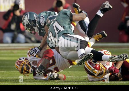 11. November 2007: Joselio Hanson (Top) und Sheldon Brown bringen die Philadelphia-Eagles-Verteidiger Washington Redskins in der ersten Halbzeit mit Clinton Portis (26) zurück. Die Eagles besiegten die Redskins mit 33:25, am Sonntag, den 11. November 2007, bei FedExField in Landover, Maryland. (Ron Cortes/Philadelphia Inquirer/MCT) (Kreditbild: © Ron Cortes/MCT/ZUMAPRESS.com) Stockfoto