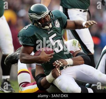 11. November 2007: Cornelius Griffin von Washington Redskins besiegt den Philadelphia Eagles Quarterback Donovan McNabb in der zweiten Halbzeit, als die Philadelphia Eagles am Sonntag, den 11. November 2007, die Washington Redskins 33-25 im FedEx Field in Landover, Maryland besiegten. (Harry E. Walker/MCT) (Foto: © Harry E. Walker/MCT/ZUMAPRESS.com) Stockfoto