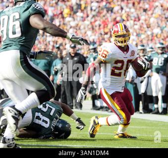 11. November 2007: Redskins' Running Bacl Clinton Portis entzieht sich den Philadelphia Eagles Omar Gaither (96) und Trent Cole (58), als die Philadelphia Eagles am Sonntag, den 11. November 2007, gegen die Washington Redskins im FedEx Field in Landover (Maryland) kämpften. (Harry E. Walker/MCT) (Foto: © Harry E. Walker/MCT/ZUMAPRESS.com) Stockfoto