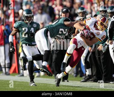 11. November 2007: Die Washington Redskins James Thrash gewinnt die Yardage, als Eagles’ Brian Dawkins (20) am Sonntag, den 11. November 2007 in Landover (Maryland) gegen die Washington Redskins ankämpfen. (Harry E. Walker/MCT) (Foto: © Harry E. Walker/MCT/ZUMAPRESS.com) Stockfoto