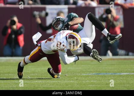 11. November 2007: Fred Smoot, Washington Redskins, nimmt den Wide Receiver Hank Baskett von Eagles in der ersten Halbzeit ab, als die Philadelphia Eagles am Sonntag, den 11. November 2007, gegen die Washington Redskins im FedEx Field in Landover (Maryland) antraten. (Harry E. Walker/MCT) (Foto: © Harry E. Walker/MCT/ZUMAPRESS.com) Stockfoto