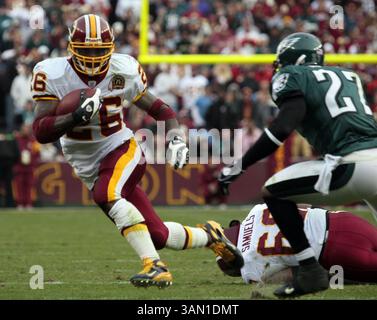11. November 2007: Redskins Running Back Clinton Portis versucht sich Eagles Quintin Mikell zu entziehen, als die Philadelphia Eagles die Washington Redskins 33-25 im FedEx Field in Landover, Maryland, am Sonntag, den 11. November 2007 besiegten. (Harry E. Walker/MCT) (Foto: © Harry E. Walker/MCT/ZUMAPRESS.com) Stockfoto