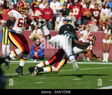 11. November 2007: Omar Gaither, Linebacker der Philadelphia Eagles, hält Washington Redskins Quarterback Jason Campbell am Sonntag, den 11. November 2007, von der ersten Halbzeit ab, als die Philadelphia Eagles gegen die Washington Redskins im FedEx Field in Landover (Maryland) antraten. (Linda D. Epstein/MCT) (Kreditaufnahme: © Linda D. Epstein/MCT/ZUMAPRESS.com) Stockfoto