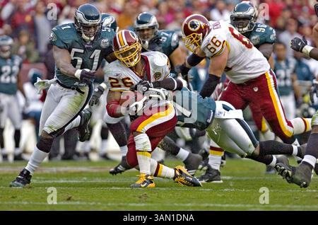 12. November 2007: Washington Redskins Running Back Clinton Portis (21) wird von Philadelphia Eagles Security Quintin Mikell (rechts) und Linebacker Takeo Spikes (links) nach einem 11-Yard-Gewinn während des Spiels heruntergezogen. Die Eagles besiegten die Redskins mit 33:25, am Sonntag, den 11. November 2007, bei FedExField in Landover, Maryland. (Clem Murray/Philadelphia Inquirer/MCT) (Kreditbild: © Clem Murray/MCT/ZUMAPRESS.com) Stockfoto