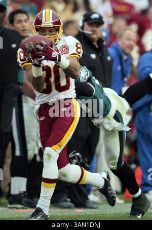 11. November 2007: Keenan McCardell, Redskins Wide Receiver, verteidigt Quintin Mikell aus Philadelphia, als die Philadelphia Eagles am Sonntag, den 11. November 2007, die Washington Redskins 33-25 im FedEx Field in Landover, Maryland besiegten. Das Spiel wurde entschieden, dass McCardell nicht die Kontrolle über den Ball hatte, bevor er aus dem Spielfeld ging. (Harry E. Walker/MCT) (Foto: © Harry E. Walker/MCT/ZUMAPRESS.com) Stockfoto