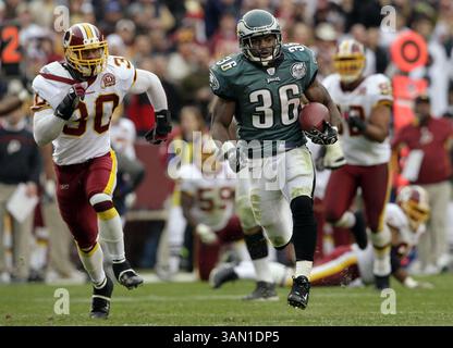11. November 2007: Die Philadelphia Eagles laufen zurück Brian Westbrook (36) auf einem 57-Yard-Touchdown-Lauf im vierten Quartal aus Washington Redskins Safety Laron Landry (30). Die Eagles besiegten die Redskins mit 33:25, am Sonntag, den 11. November 2007, bei FedExField in Landover, Maryland. (Ron Cortes/Philadelphia Inquirer/MCT) (Kreditbild: © Ron Cortes/MCT/ZUMAPRESS.com) Stockfoto