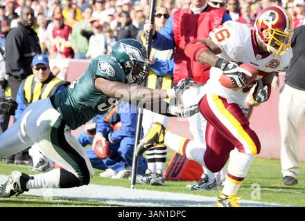 11. November 2007: Omar Gaither, Linebacker der Philadelphia Eagles, holt sich in der ersten Halbzeit Clinton Portis von Washington Redskins, als die Philadelphia Eagles am Sonntag, den 11. November 2007, gegen die Washington Redskins im FedEx Field in Landover (Maryland) antraten. (Harry E. Walker/MCT) (Foto: © Harry E. Walker/MCT/ZUMAPRESS.com) Stockfoto