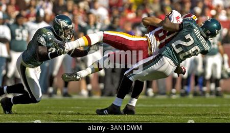 12. November 2007: Der Cornerback von Philadelphia Eagles lässt den Washington Redskins-Empfänger Keenan McCardell nach einer 5-Meter-Fertigstellung im ersten Quartal auf den Boden fallen. Die Eagles besiegten die Redskins mit 33:25, am Sonntag, den 11. November 2007, bei FedExField in Landover, Maryland. (Clem Murray/Philadelphia Inquirer/MCT) (Kreditbild: © Clem Murray/MCT/ZUMAPRESS.com) Stockfoto