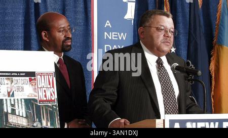 15. November 2007: Michael Nutter, der gewählte Bürgermeister von Philadelphia, gibt bekannt, dass Charles H. Ramsey am Donnerstag, den 15. November 2007, Polizeikommissar von Philadelphia, Pennsylvania, werden wird. Ramsey war zuvor Polizeichef für Washington, D.C. (David Swanson/Philadelphia Inquirer/MCT) (Credit Image: © David Swanson/MCT/ZUMAPRESS.com) Stockfoto