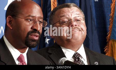 15. November 2007: Michael Nutter, der gewählte Bürgermeister von Philadelphia, gibt bekannt, dass Charles H. Ramsey am Donnerstag, den 15. November 2007, Polizeikommissar von Philadelphia, Pennsylvania, werden wird. Ramsey war zuvor Polizeichef für Washington, D.C. (David Swanson/Philadelphia Inquirer/MCT) (Credit Image: © David Swanson/MCT/ZUMAPRESS.com) Stockfoto