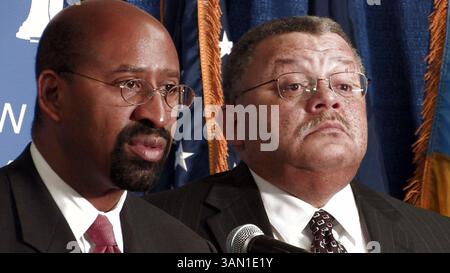 15. November 2007: Michael Nutter, der gewählte Bürgermeister von Philadelphia, gibt bekannt, dass Charles H. Ramsey am Donnerstag, den 15. November 2007, Polizeikommissar von Philadelphia, Pennsylvania, werden wird. Ramsey war zuvor Polizeichef für Washington, D.C. (David Swanson/Philadelphia Inquirer/MCT) (Credit Image: © David Swanson/MCT/ZUMAPRESS.com) Stockfoto