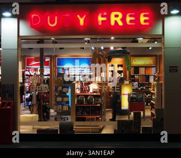 Juli 2012 - Duty-Free-Shop, 16. Juli 2013 im Flughafen Dalaman, Türkei. Duty-Free-Shops sind Einzelhandelsgeschäfte, die von der Zahlung bestimmter lokaler oder nationaler Steuern und Abgaben befreit sind (Credit Image: © Igor Golovniov/ZUMA Wire/ZUMAPRESS.com) Stockfoto