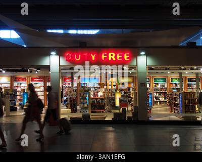 Juli 2012 - Duty-Free-Shop, 16. Juli 2013 im Flughafen Dalaman, Türkei. Duty-Free-Shops sind Einzelhandelsgeschäfte, die von der Zahlung bestimmter lokaler oder nationaler Steuern und Abgaben befreit sind (Credit Image: © Igor Golovniov/ZUMA Wire/ZUMAPRESS.com) Stockfoto