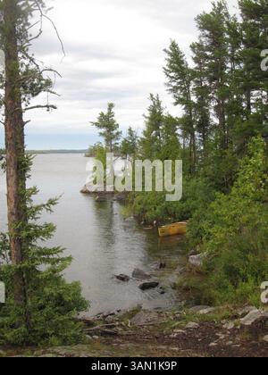 30. April 2014 – North Shore, MN, USA – Ein Kanu befindet sich auf einem Kanu-Campingplatz im Hinterland am Seagull Lake in der Boundary Waters Canoe Area Wilderness im Norden von Minnesota. (Kreditbild: © Karen Samelson/MCT/ZUMAPRESS.com) Stockfoto