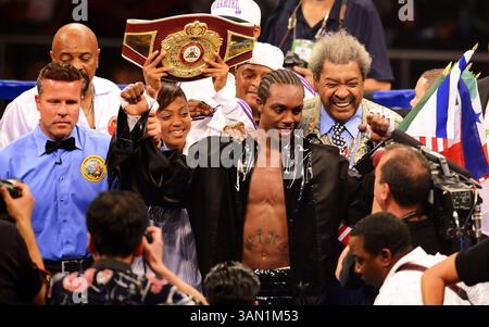 Mai 2014. Promoter Don King feiert mit Amir Imam, nachdem Imam Yordenis Ugas bei einem superleichten Kampf im USC Galen Center in Los Angeles besiegt hat. John Pyle/Cal Sport Media. (Bild: © John Pyle/Cal Sport Media/ZUMAPRESS.com) Stockfoto