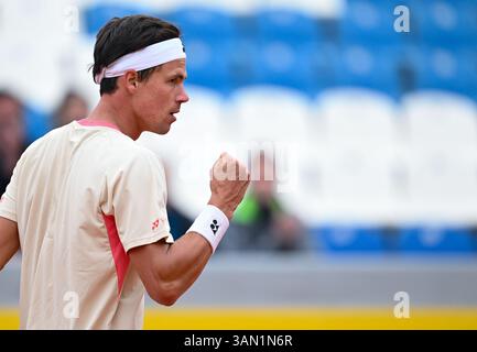 München, Deutschland. April 2025. München, Deutschland. April 2025. Tennis, ATP Tour - München, Singles, Herren, 1. Runde. Altmaier (Deutschland) - Tseng (Taiwan). Daniel Altmaier reagiert. Credit: Sven Hoppe/dpa/Alamy Live News Credit: dpa Picture Alliance/Alamy Live News Stockfoto