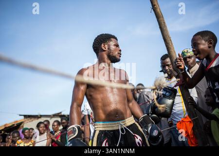 Boxen in Katanga Slum, Kampala, Uganda, Afrika Stockfoto