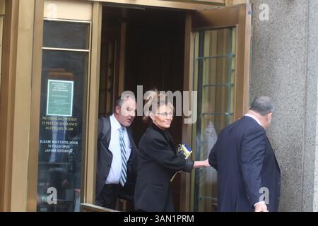 New York, USA. April 2025. Sarah Palin verlässt das SDNY-Gericht während ihres zweiten Verleumdungsverfahrens gegen die New York Times. Quelle: Matthew Russell Lee/Alamy Live News Stockfoto
