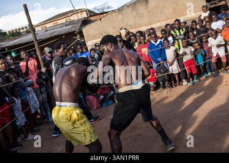Boxen in Katanga Slum, Kampala, Uganda, Afrika Stockfoto