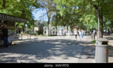 Durch die Gärten der Villa borghese in rom mit Bäumen, Sonnenlicht, Eiskarren und Parkatmosphäre schlenderten die Menschen, die ein ruhiges und lebhaftes Outdo schaffen Stockfoto