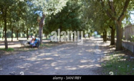 Die unscharfe Outdoor-Szene in der Villa borghese, rom, zeigt unscharfe Menschen, Bäume und Wege mit Bokeh-Effekt, die Natur und Ruhe in a g betonen Stockfoto