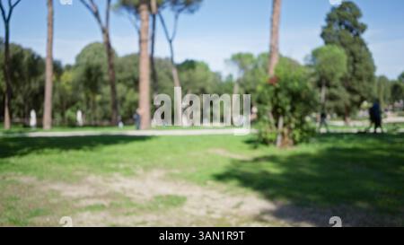 Verschwommener Blick auf die Gärten der Villa borghese mit unscharfen Bäumen und wandelnden Figuren, die das Wesen der Entspannung im Freien in rom festhalten. Stockfoto