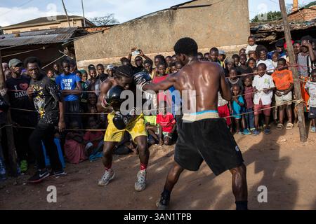 Boxen in Katanga Slum, Kampala, Uganda, Afrika Stockfoto
