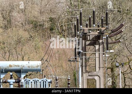 Lydney, Gloucestershire, England, Vereinigtes Königreich - 29. März 2025: Nahaufnahme eines Umspannwerks in der Nähe des Stadtzentrums von Lydney. Stockfoto
