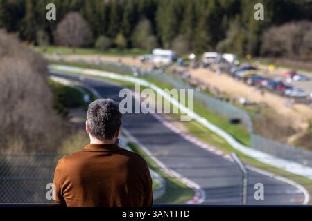 Allein gegenüber dem Nürburgring Stockfoto