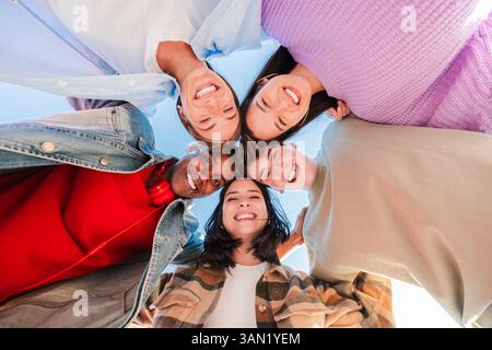 Fröhliche Freunde teilen Lachen und Glück in einem fröhlichen Kreis, fangen die Essenz von Freundschaft und Kameradschaft ein und genießen einen schönen gemeinsamen Moment, der dauerhafte Erinnerungen schafft. Hochwertige Fotos Stockfoto