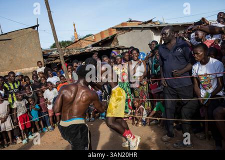 Boxen in Katanga Slum, Kampala, Uganda, Afrika Stockfoto