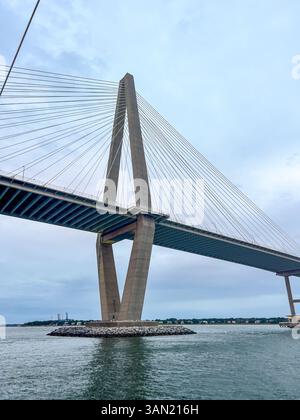 Das Arthur Ravenel Jr. Die Brücke steht hoch über dem Cooper River und verbindet Charleston und Mount Pleasant mit ihrem atemberaubenden Design mit Kabelbäumen und Br Stockfoto