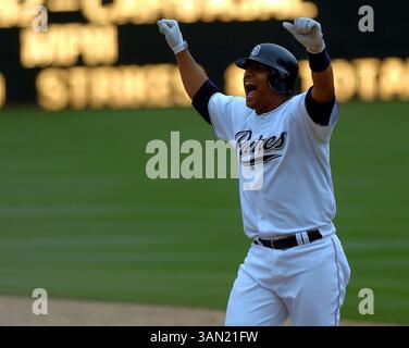 4. Mai 2005: Miguel Ojeda #20 der San Diego Padres feiert seinen Sieg im 12. Inning gegen die Colorado Rockies im Petco Park in San Diego, Kalifornien. Die Padres besiegten die Rockies mit 8:7. (Bild: © John Green/Cal Sport Media) Stockfoto