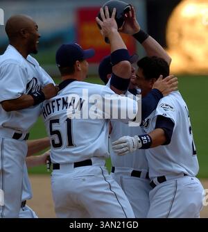 4. Mai 2005: Miguel Ojeda #20 der San Diego Padres wird von Teamkollegen gemobbt, nachdem er im Petco Park in San Diego, Kalifornien, einen Sieg im 12. Inning gegen die Colorado Rockies erzielt hatte. Die Padres besiegten die Rockies mit 8:7. (Bild: © John Green/Cal Sport Media) Stockfoto