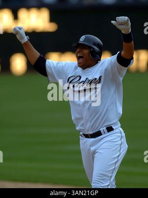 4. Mai 2005: Miguel Ojeda #20 der San Diego Padres feiert seinen Sieg im 12. Inning gegen die Colorado Rockies im Petco Park in San Diego, Kalifornien. Die Padres besiegten die Rockies mit 8:7. (Bild: © John Green/Cal Sport Media) Stockfoto