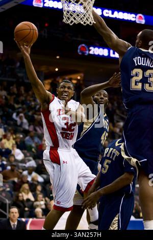28. November 2008: Texas Tech Red Raiders' Stürmer Mike Singletary #32 mit dem Schussversuch, während er von Pittsburgh Panthers Stürmer DeJuan Blair #45 und Pittsburgh Panthers Stürmer Sam Young #23 während des NCAA-Basketballspiels zwischen den Texas Tech Red Raiders und den #4 Pittsburgh Panthers im Prudential Center in Newark, New Jersey verteidigt wurde. (Bild: © Chris Szagola/Cal Sport Media) Stockfoto