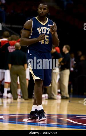 28. November 2008: Pittsburgh Panthers Stürmer DeJuan Blair #45 tanzt zur Musik vor dem NCAA-Basketballspiel Legends Classic zwischen den Texas Tech Red Raiders und den Pittsburgh Panthers im Prudential Center in Newark, New Jersey. (Bild: © Chris Szagola/Cal Sport Media) Stockfoto