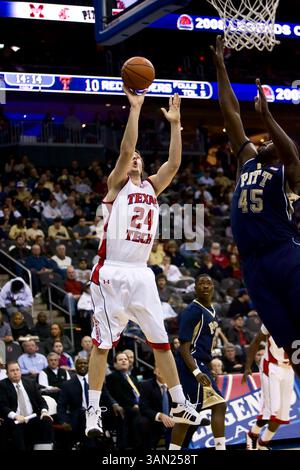 28. November 2008: Trevor Cook #24 der Texas Tech Red Raiders mit dem Sprung über DeJuan Blair #45 der Pittsburgh Panthers während des NCAA-Basketballspiels Legends Classic zwischen den Texas Tech Red Raiders und den #4 Pittsburgh Panthers im Prudential Center in Newark, New Jersey. (Bild: © Chris Szagola/Cal Sport Media) Stockfoto