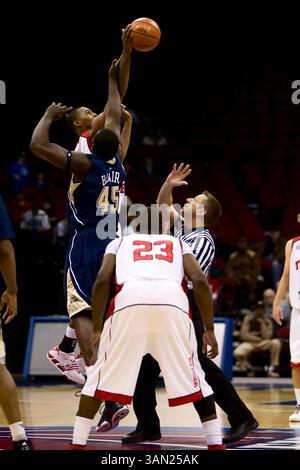 28. November 2008: Der Stürmer D’Walyn Roberts von Texas Tech Red Raiders gewann den ersten Tipp gegen DeJuan Blair #45 der Pittsburgh Panthers während des NCAA-Basketballspiels Legends Classic zwischen den Texas Tech Red Raiders und den 4. Pittsburgh Panthers im Prudential Center in Newark, New Jersey. (Bild: © Chris Szagola/Cal Sport Media) Stockfoto