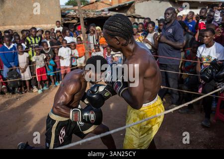 Boxen in Katanga Slum, Kampala, Uganda, Afrika Stockfoto