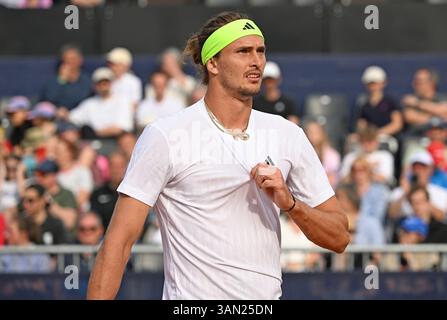 München, Deutschland. April 2025. München, Deutschland. April 2025. Tennis, ATP Tour - München, Singles, Herren, 1. Runde. Zverev (Deutschland) - Müller (Frankreich). Alexander Zwerev. Credit: Magdalena Henkel/dpa/Alamy Live News Credit: dpa Picture Alliance/Alamy Live News Stockfoto