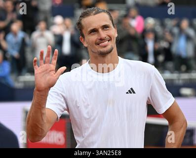 München, Deutschland. April 2025. München, Deutschland. April 2025. Tennis, ATP Tour - München, Singles, Herren, 1. Runde. Zverev (Deutschland) - Müller (Frankreich). Alexander Zwerev lächelt nach seinem Sieg. Credit: Magdalena Henkel/dpa/Alamy Live News Credit: dpa Picture Alliance/Alamy Live News Stockfoto