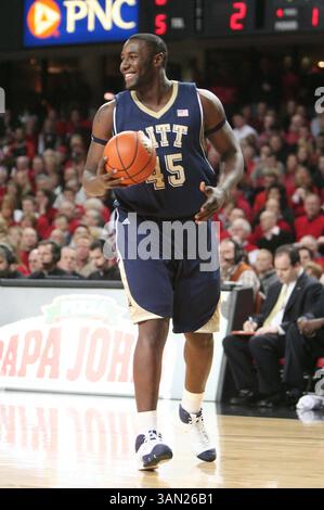 17. Januar 2009 Louisville, KY. DeJuan Blair #45 für die University of Pittsburgh lächelt, nachdem er ein frühes Foul während des College Basketballspiels gegen Louisville in der Freedom Hall am 17. Januar 2009 in Louisville, Kentucky, aufgenommen hatte. Louisville besiegt Pittsburgh 69-63.Jeff Moreland/CSM (Bild: © Jeff Moreland/Cal Sport Media) Stockfoto