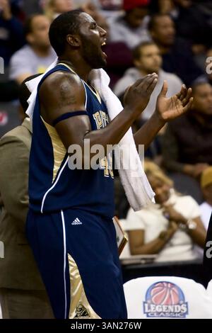28. November 2008: Stürmer DeJuan Blair #45 der Pittsburgh Panthers jubelte seine Teamkollegen während des NCAA-Basketballspiels Legends Classic zwischen den Texas Tech Red Raiders und den 4. Pittsburgh Panthers im Prudential Center in Newark, New Jersey. Die #4 Pittsburgh Panthers besiegten die Texas Tech Red Raiders, 82-65. (Bild: © Chris Szagola/Cal Sport Media) Stockfoto